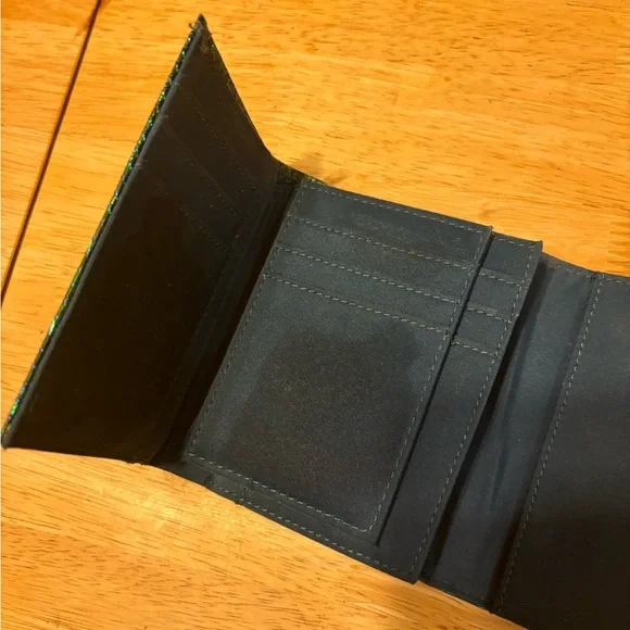 New Zealand Iridescent Wallet - Picture 5 of 5